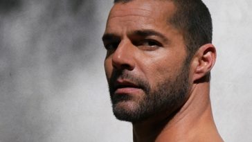 "Não queria falar com ninguém, diziam que era o fim da minha carreira", diz Ricky Martin sobre se assumir gay(Foto: Jwan Yosef)