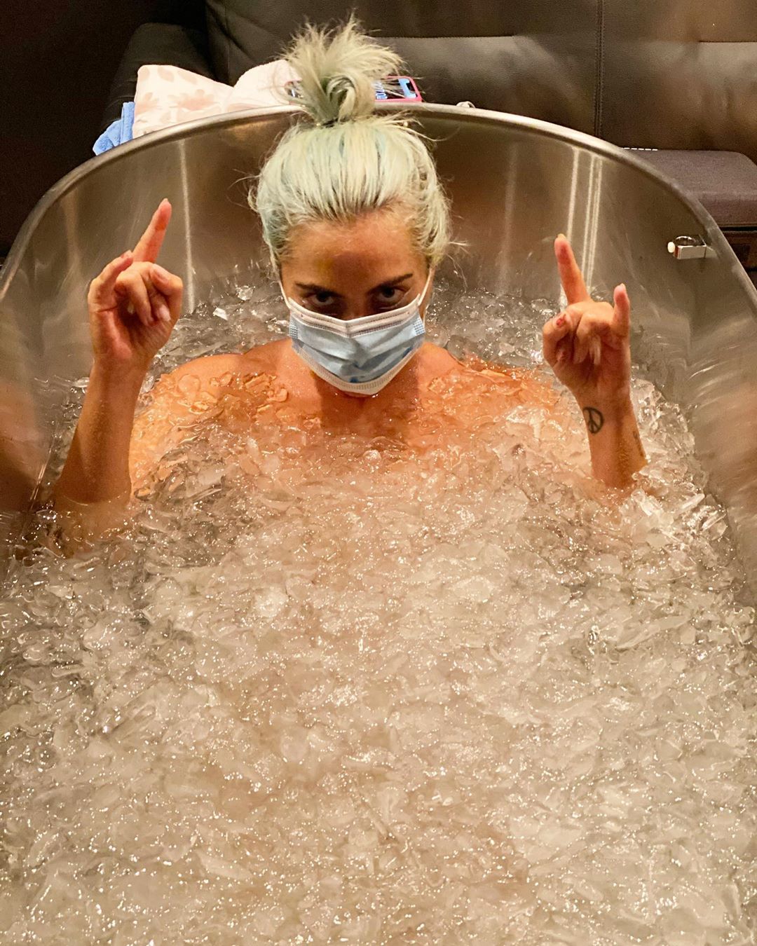 Lady Gaga aposta novamente no tratamento de crioterapia para se apresentar no VMAS. Entenda como funciona! Foto: Instagram: @ladygaga