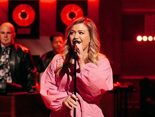 Kelly Clarkson canta em seu programa de televisão