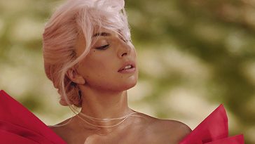 Lady Gaga bela campanha de perfume
