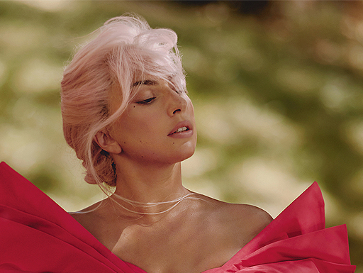 Lady Gaga bela campanha de perfume