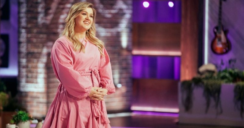 Kelly Clarkson canta sucesso em seus programas de TV