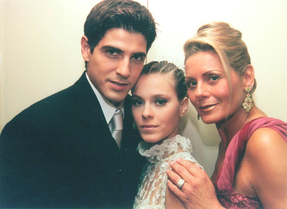 Helena (Vera Fischer), Camila (Carolina Dieckmann) e Edu (Reynaldo Gianecchini) viveram um triângulo amoroso em família na novela Laços de Família. Foto: Gshow