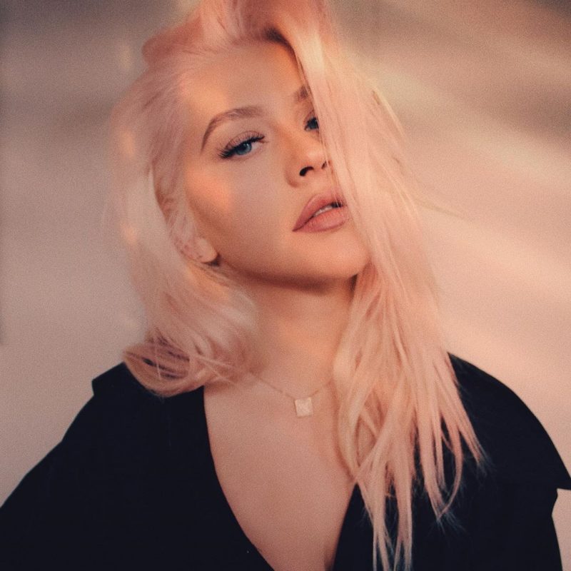 Christina Aguilera trabalha em músicas novas em estúdio caseiro