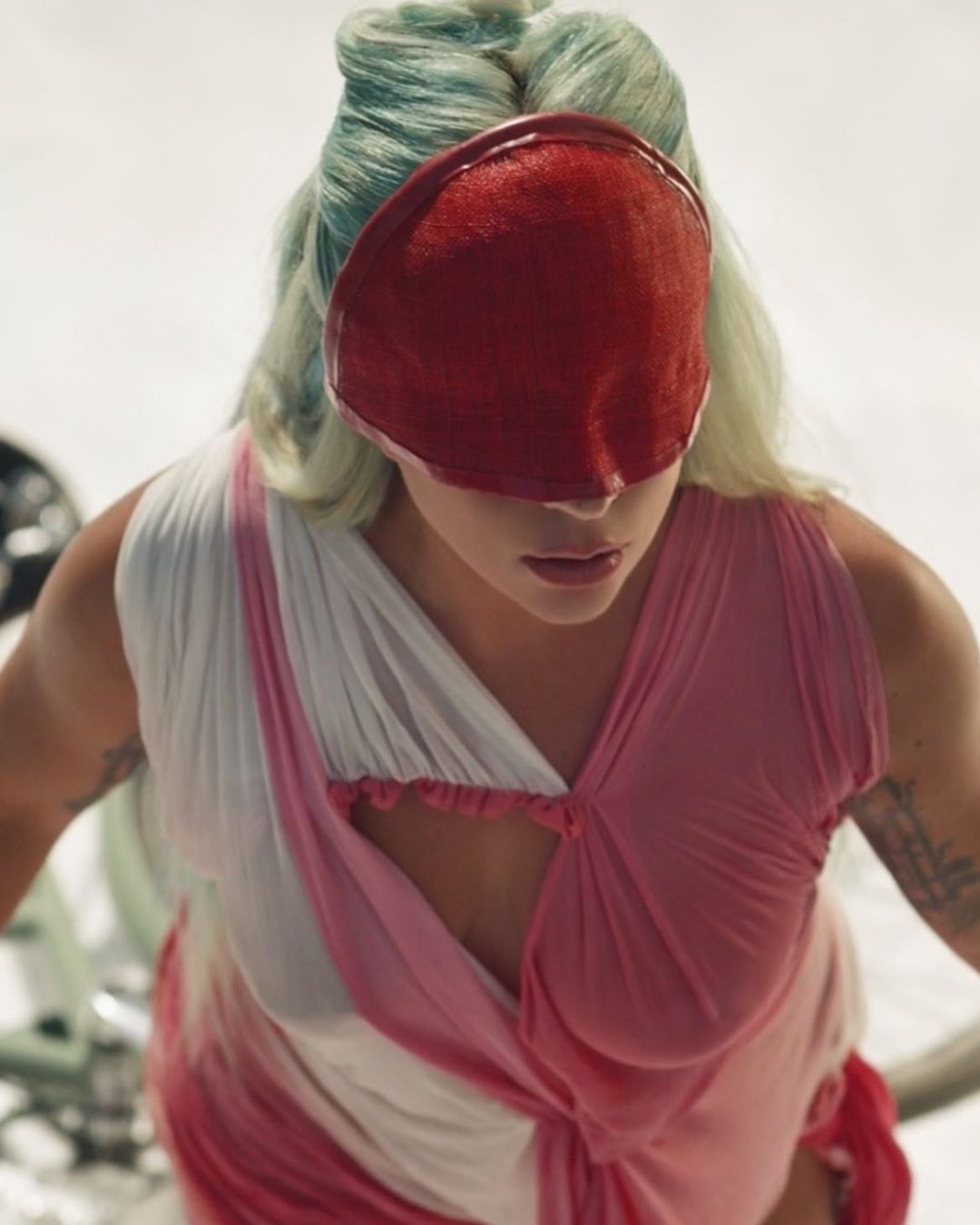 Lady Gaga entrega o clipe de "911": assista!