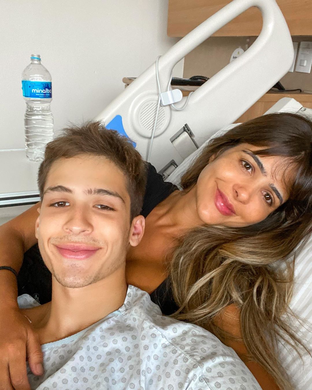 João Guilherme e a mãe no hospital. Foto: Instagram @joaoguilherme