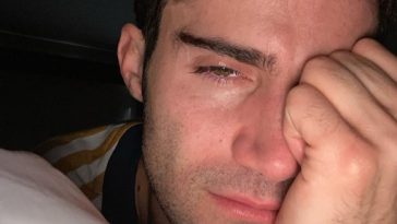 Max Ehrich chora por conta de Demi Lovato