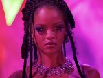 Rihanna causa polêmica e pede desculpas