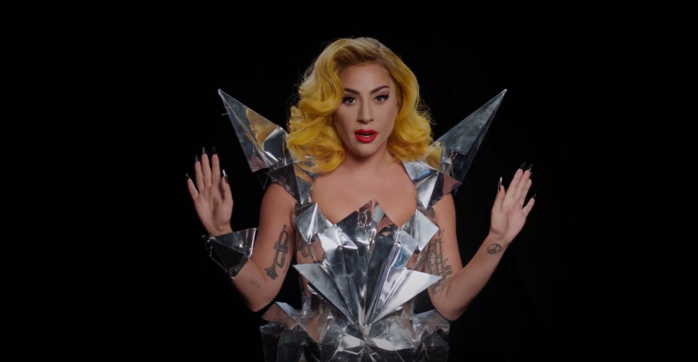 Lady Gaga recria looks de suas "eras" pra campanha eleitoral