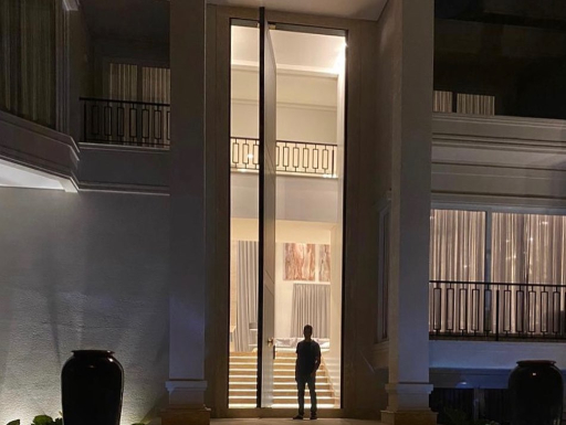 Cantores fazem piadas sobre porta gigante da casa de Rodrigo Faro