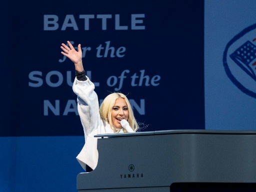 Lady Gaga relembra o ex, Taylor Kinney, em comício de Joe Biden. Foto: Getty Images