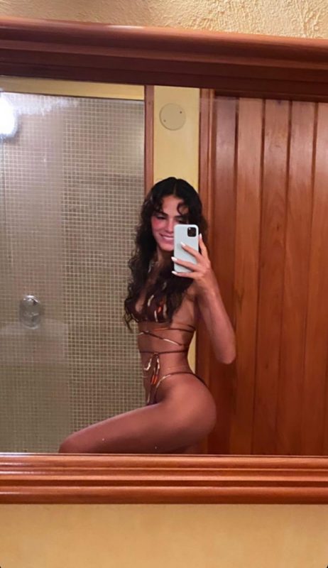 Bruna Marquezine mostra seu lindo corpo