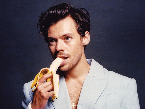 Harry Styles adora uma banana