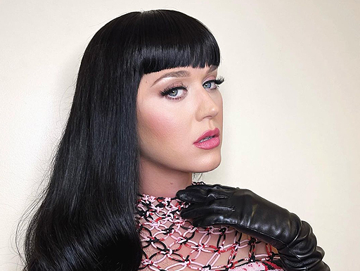 Katy Perry cabelo preto