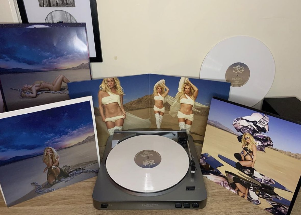 "Glory Deluxe": vinil traz fotos inéditas de Britney Spears