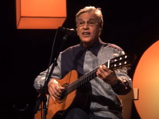 Com música inédita, clássicos de Natal e grande hits, Caetano Veloso figura no trending topics com live! Foto: YouTube