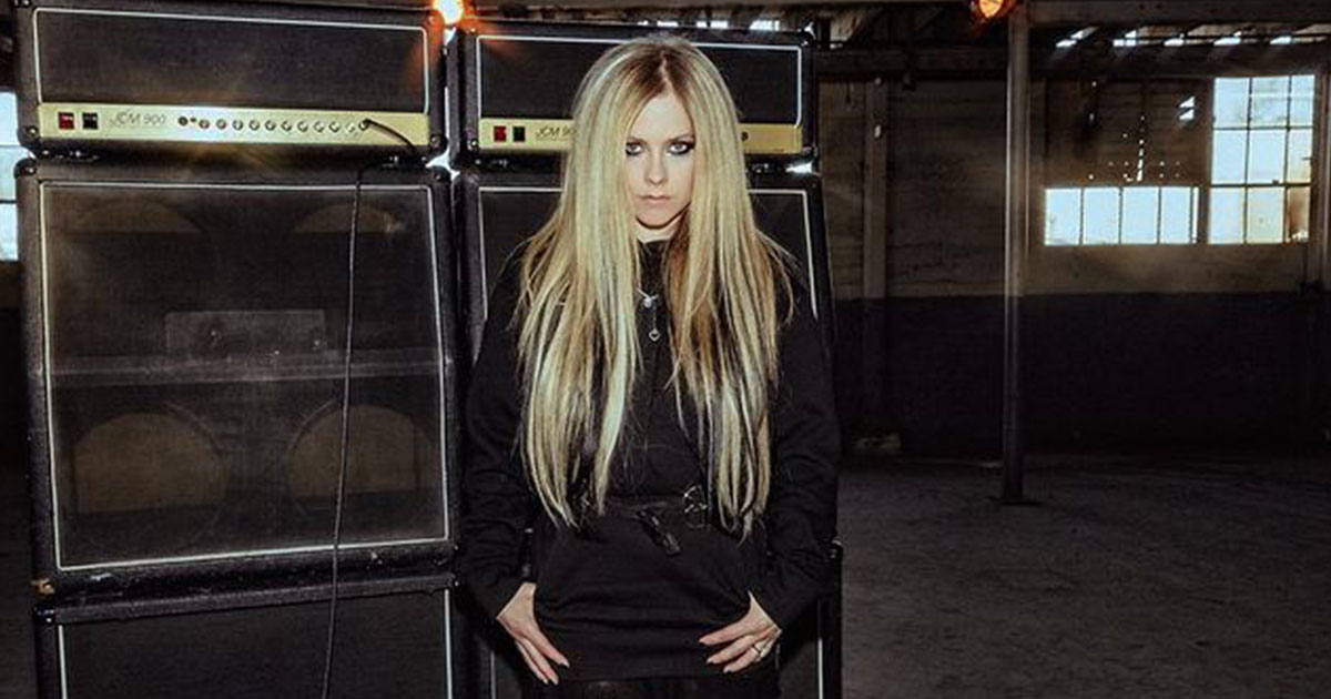 Avril Lavigne anuncia clipe de "Flames" para sextafeira e prepara novo