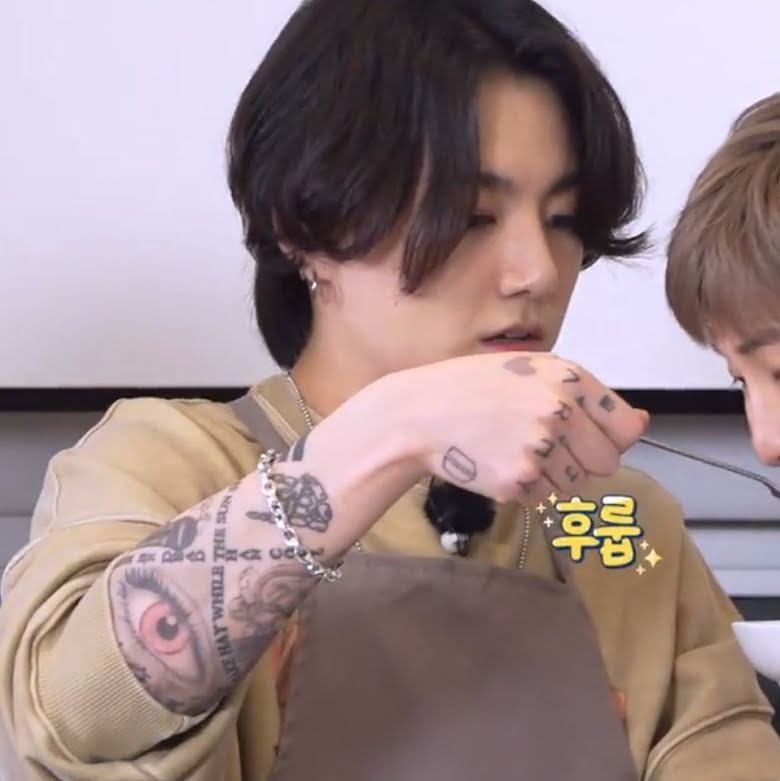 BTS: Jungkook mostra tatuagem nova