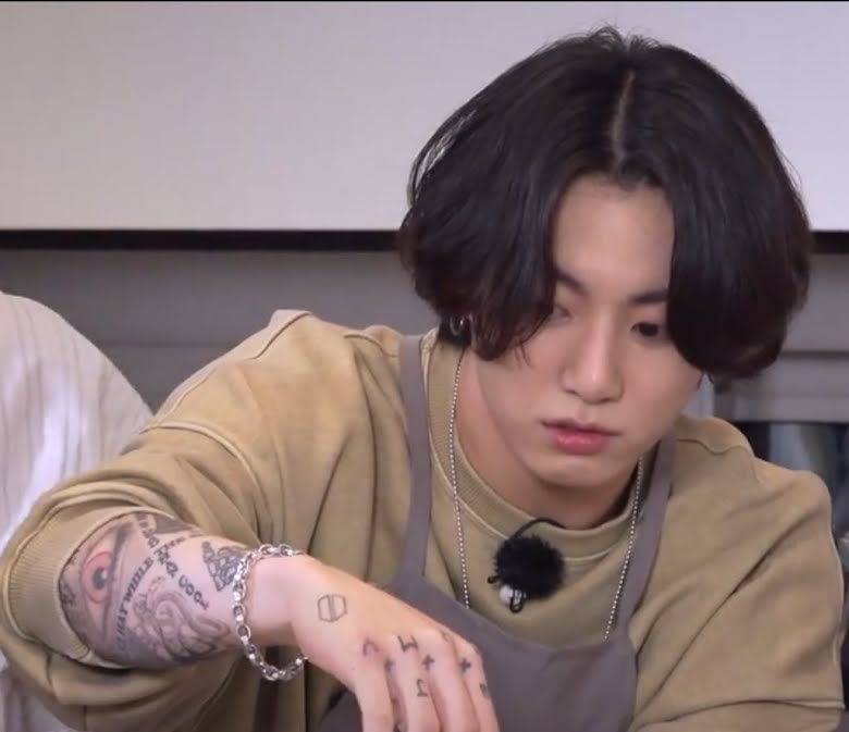 BTS: Jungkook mostra tatuagem nova