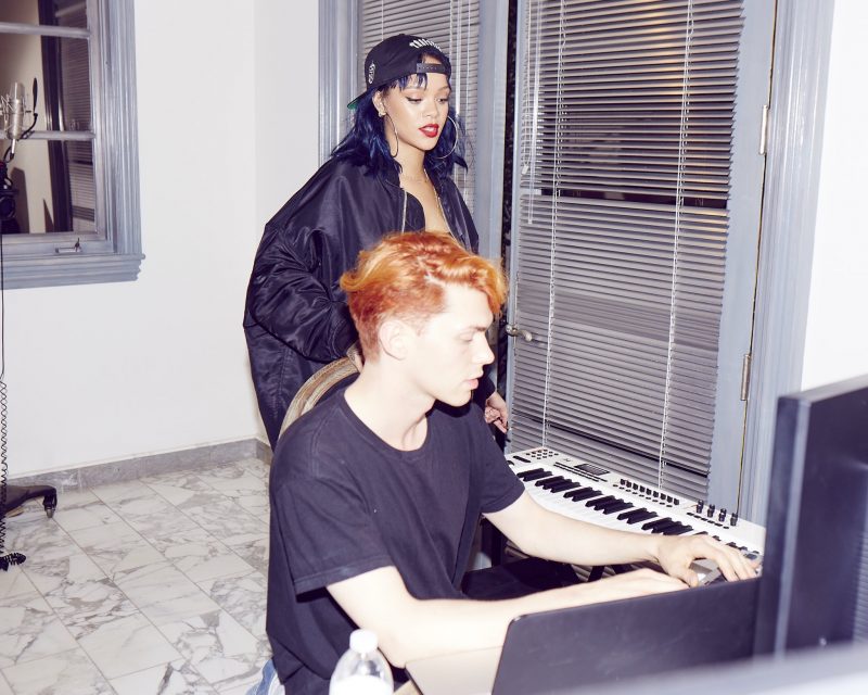 Rihanna posta fotos em estúdio com Sophie e lamente morte da artista