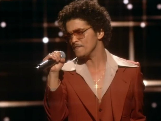 Bruno Mars faz performance PERFEITA do hino 'Leave the Door Open', com  Anderson Paak, e protagoniza cena sexy com moça da plateia; assista - Hugo  Gloss