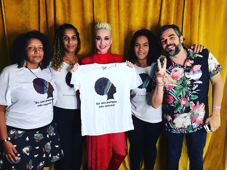 Katy Perry e Familia de Mariele Franco nos Bastidores da Apoteose com Horácio Brandão - Eu Sou Porque nos Somos