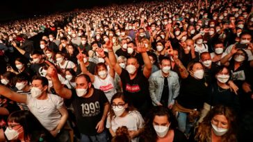 5 mil pessoas com máscara em show