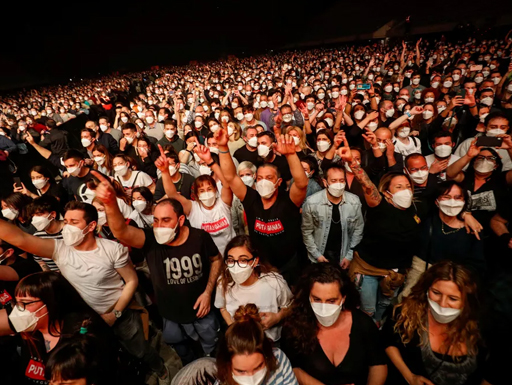 5 mil pessoas com máscara em show