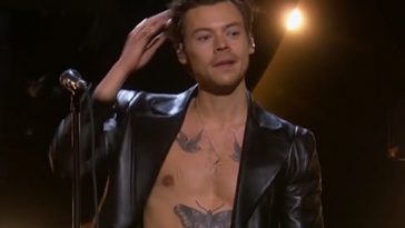 Grammy 2021: Harry Styles canta e apresentador brinca: "meninas, ele vai roubar seu vestido"