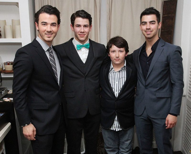 Irmão mais novo dos Jonas Brothers tentou suicídio