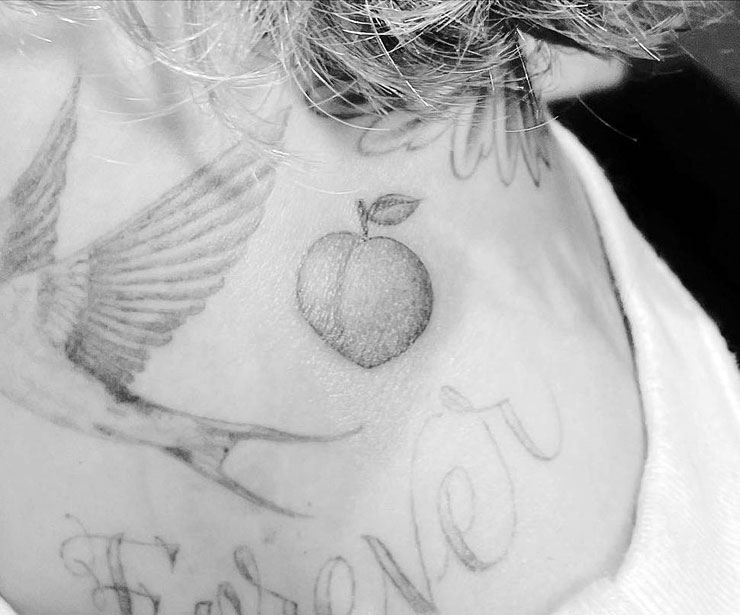 Justin Bieber celebra sucesso de “Peaches” com nova tattoo – POPline