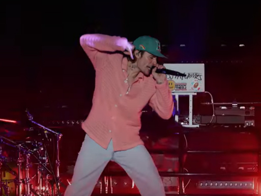 Nada de "Peaches"! Justin Bieber faz nova performance de "Hold On"