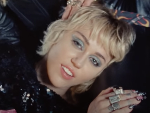 Miley Cyrus lança clipe pedindo que pessoas se vacinem