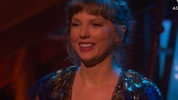 Grammy 2021: Taylor Swift leva cenário folk e canta três músicas em performance