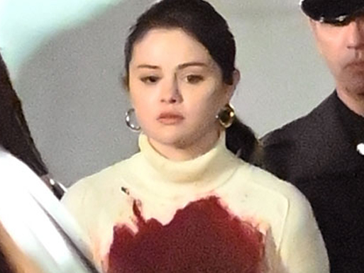 Selena Gomez aparece ensanguentada durante gravação
