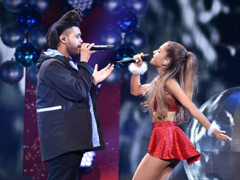 Dupla de sucesso! The Weeknd e Ariana Grande escalam até o topo do