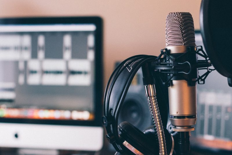 Com foco em podcasts, Warner Music e Spotify firmam parceria