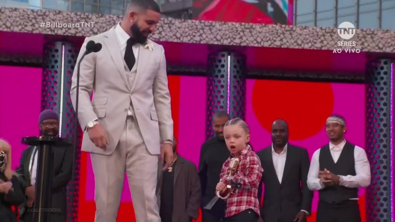 Billboard Music Awards: Drake aparece de mãos dadas com filho