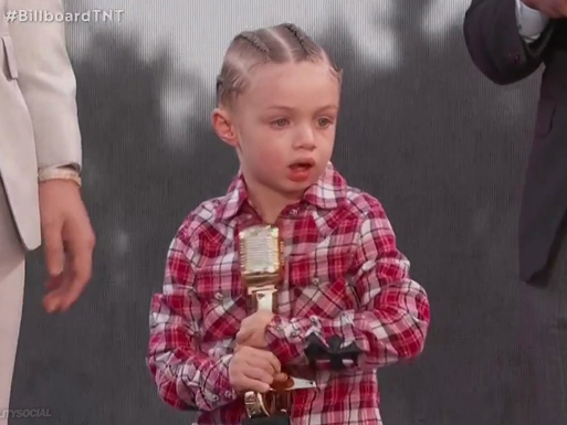 Billboard Music Awards: Drake aparece de mãos dadas com filho