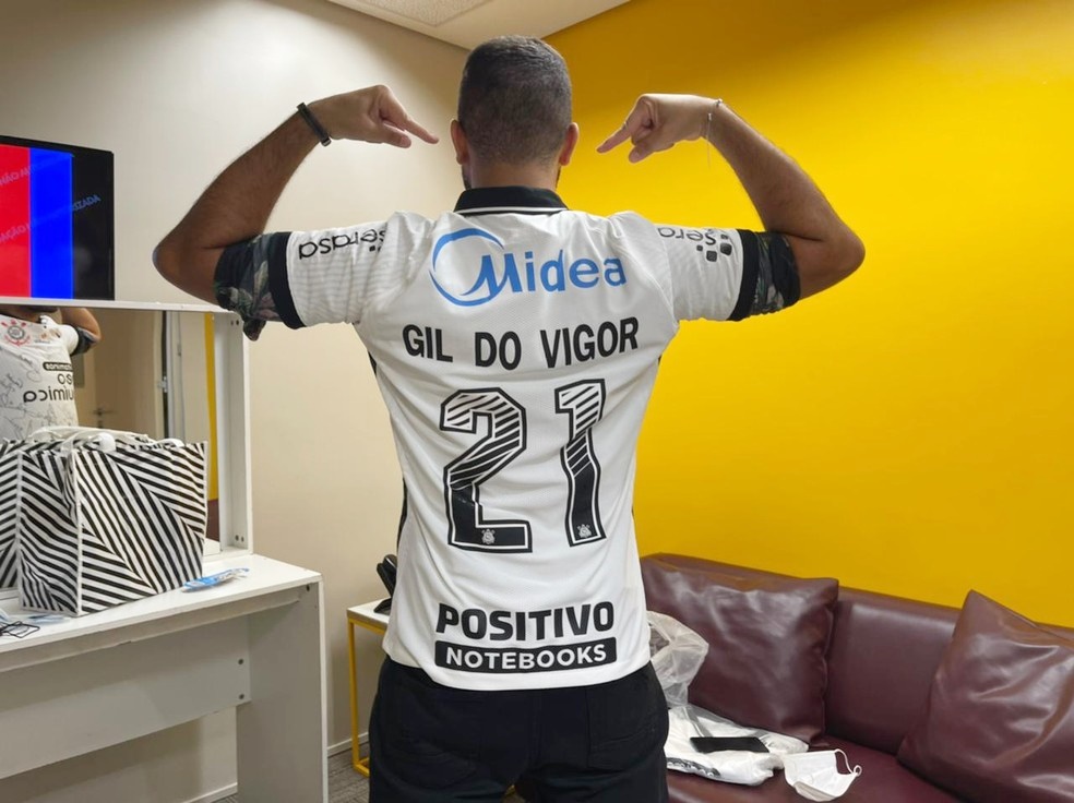 Soak Mutual Cloud Gil do Timão: Ex-BBB recebe camisa autografada do Corinthians - POPline