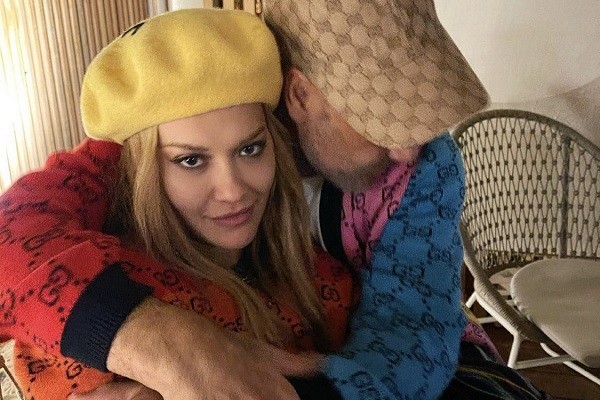 Trisal? Rita Ora é flagrada beijando diretor e atriz de "Thor"