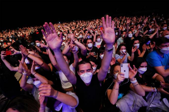 Show do grupo Love of Lesbian em Barcelona, com 5.000 pessoas mascaradas com PFF2 e testadas para a Covid-19 (Albert Gea/Reuters)
