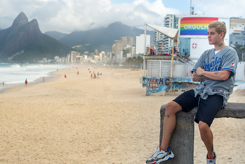 Rio de Janeiro espalha painéis nas cores do arco-íris e Nick Cruz celebra iniciativa