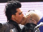 Adam Lambert relembra boicote sofrido após beijo gay no AMAs