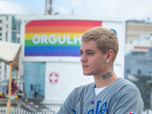 Rio de Janeiro espalha painéis nas cores do arco-íris e Nick Cruz celebra iniciativa