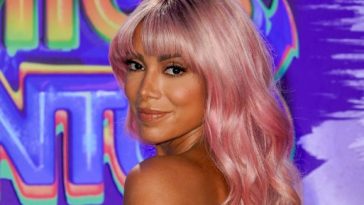 Anitta usa peruca rosa em premiação nos Estados Unidos
