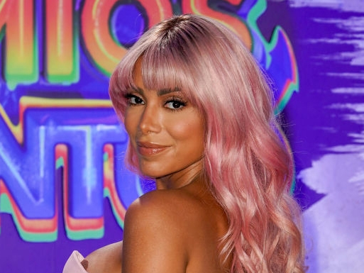 Anitta usa peruca rosa em premiação nos Estados Unidos