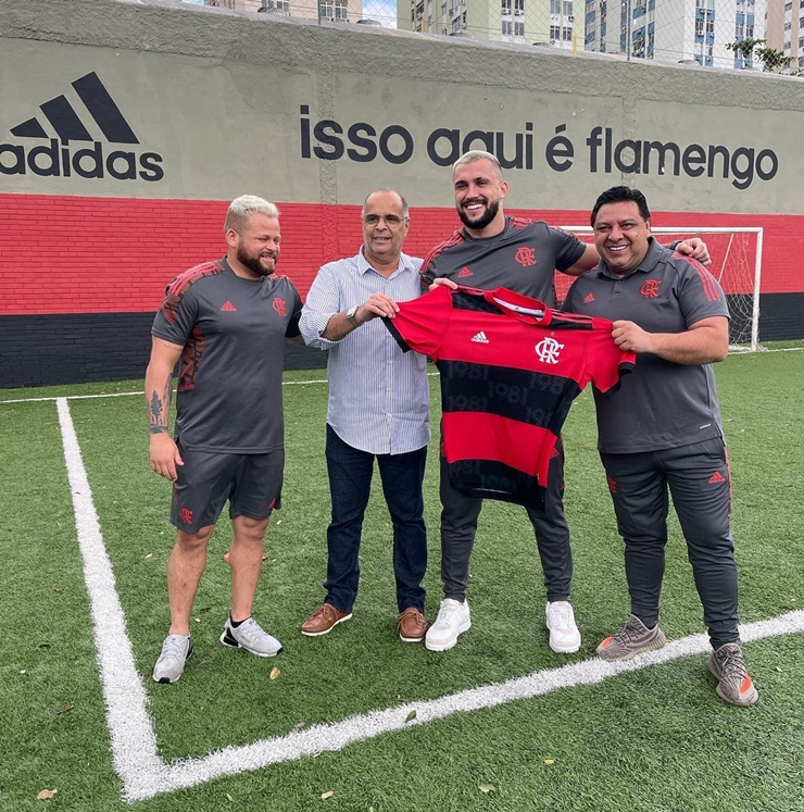 Arthur Picoli é contratado pelo Flamengo para jogar futebol