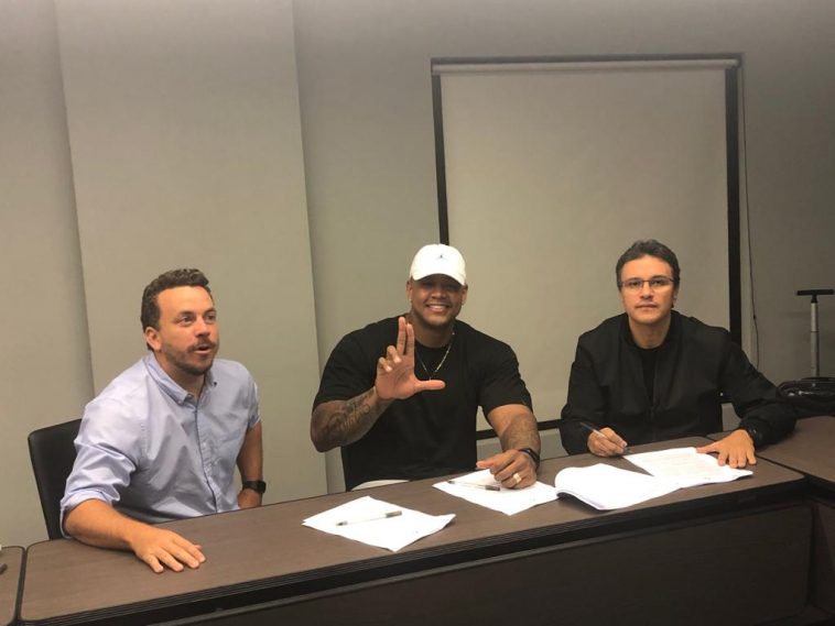 Léo Santana renova acordo com a Universal e assina com a GTS