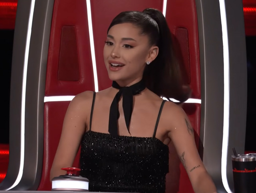 Ariana Grande tem botão thank u, next na cadeira do The Voice